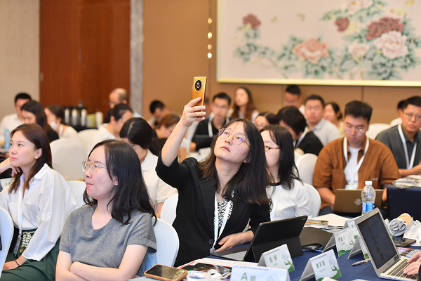 课上，学员认真听课记录