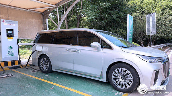 充电中的新能源汽车 电池网资料图