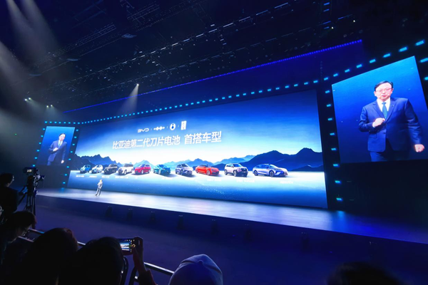 王传福再出“王炸”！刀片电池“边闪充边针刺”都不着火？